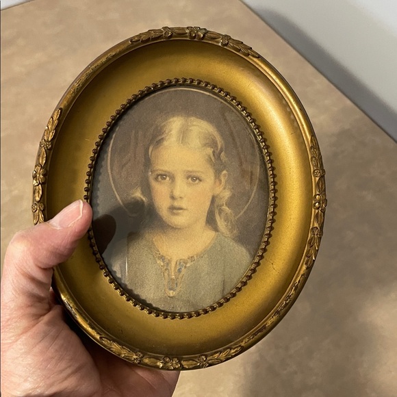 Vintage Oval Framed Portraits - Picture 4 of 13